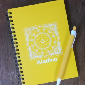 07. Libreta amarilla con bolígrafo de "Aladina"